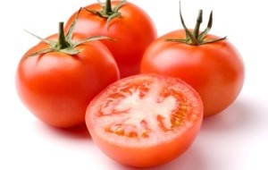 طماطم حمراء على خلفية بيضاء