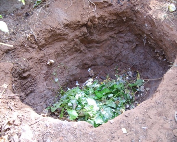 Adâncimea gropii de compost din pământ