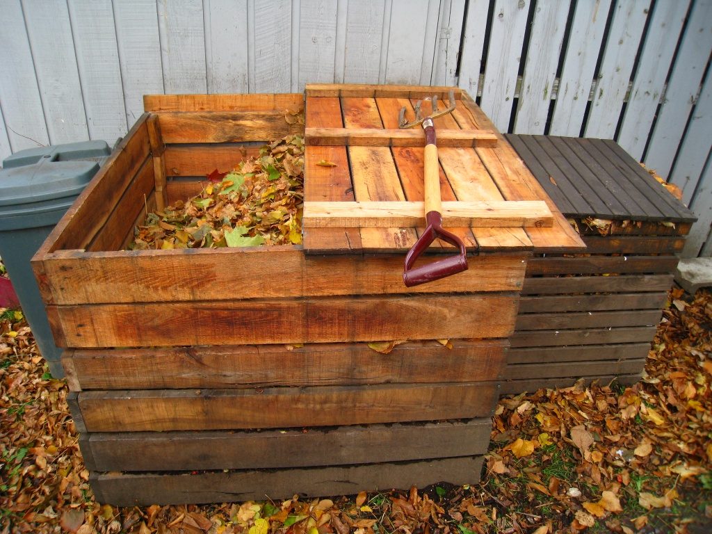 Gemähter Kompost in einer Holzkiste
