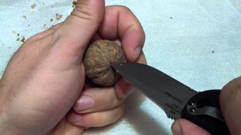 Procesul de despicare a unei piulițe cu un cuțit