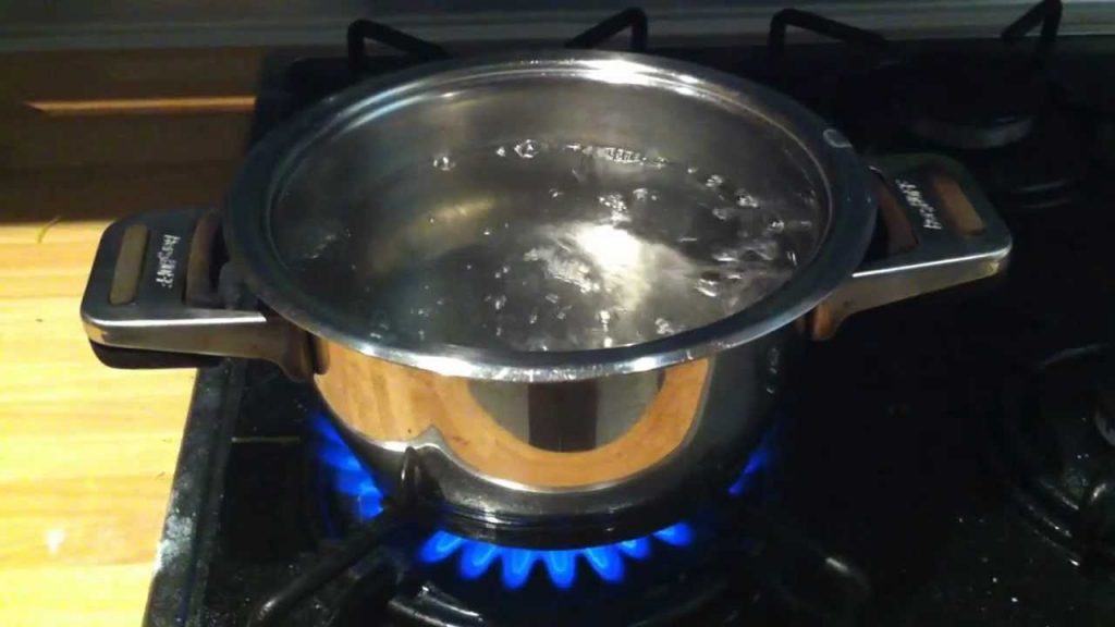 Kochendes Wasser, um Nüsse zu knacken