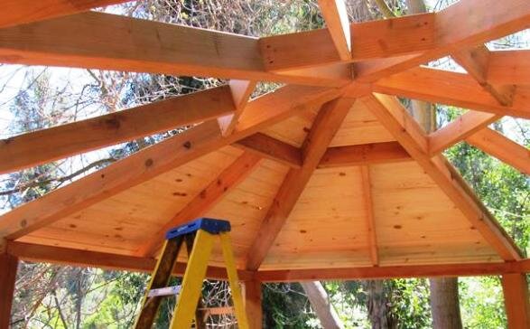 Ummantelung des Daches einer Holzlaube